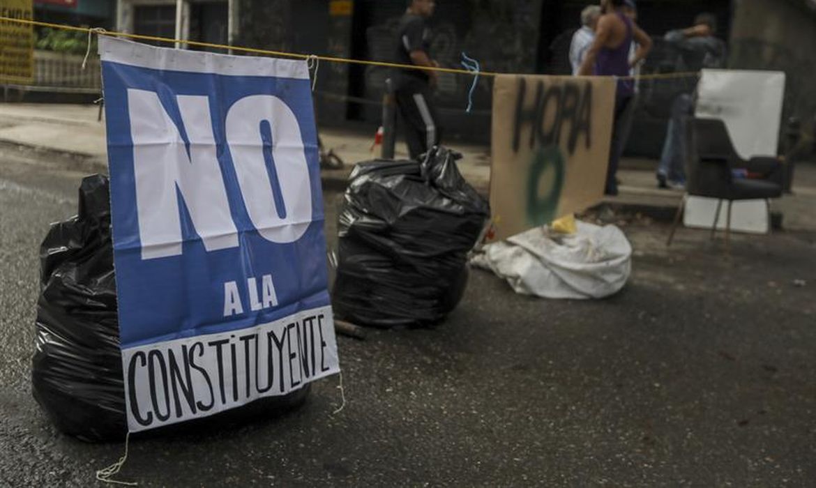 Manifestantes fecham avenida em Caracas, na Venezuela, durante greve geral convocada pela oposição ao governo Nicolás Maduro. Eles são contra convocação de Assembleia Nacional Constituinte feita pelo presidente