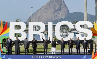06.07.2025 - Presidente da República, Luiz Inácio Lula da Silva, posa para Fotografia de família dos Chefes de Estado e de Governo dos países-membros do BRICS, no Museu de Arte Moderna (MAM). Na foto (da esquerda para a direita): Ministro das Relações Exteriores da Rússia, Sergey Lavrov; Xeique Khaled bin Mohamed bin Zayed Al Nahyan; Príncipe Herdeiro de Abu Dhabi, Xeique Khaled bin Mohamed bin Zayed Al Nahyan; Presidente da Indonésia, Prabowo Subianto; Presidente da África do Sul, Cyril Ramaphosa; Presidente da República, Luiz Inácio Lula da Silva; Primeiro-Ministro da Índia, Narendra Modi; Primeiro-Ministro da República Popular da China, Li Qiang; Primeiro-Ministro da República Democrática Federal da Etiópia, Abiy Ahmed Ali; Primeiro-Ministro do Egito, Mostafa Kemal Madbouly e o Ministro das Relações Exteriores da República Islâmica do Irã, Seyed Abbas Araghchi. Rio de Janeiro - RJ.

Foto: Ricardo Stuckert / PR