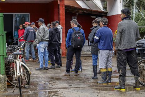 Porto Alegre (RS), 19/06/2024 - Pessoas aguardam por doações na ilha da Picada após chuvas e novos alagamentos. Foto: Bruno Peres/Agência Brasil