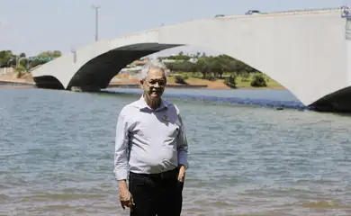 Brasília 27/03/2023 -   O ex ministro dos Direitos Humanos, Nilmário Miranda, durante ato na Ponte que se chamava Costa e Silva e passou a se chamar Honestino Guimarães na semana de luta pela Democracia, em homenagem aos mortos e desaparecidos políticos na Ditadura. 
Foto: Joédson Alves/Agência Brasil