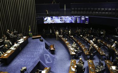Brasília - O presidente do Senado, Eunício Oliveira, preside sessão plenária em que aprova a PLV 20/2017 (MP 775/2017), que muda regras de garantias em operações financeiras (Fabio Rodrigues Pozzebom/Agência Brasil)