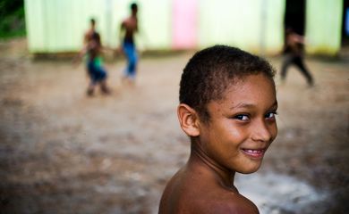 Crianças brincam na comunidade de ribeirinhos de São Lourenço  (Marcelo Camargo/Agência Brasil)