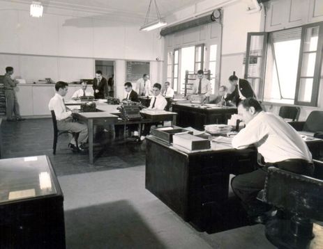 Acervo da Rádio Nacional/EBC Redação de Radiojornalismo da Rádio Nacional no Edifício À Noite por ocasião do vigésimo aniversário da emissora em agosto de 1956. Fonte: Acervo da Rádio Nacional