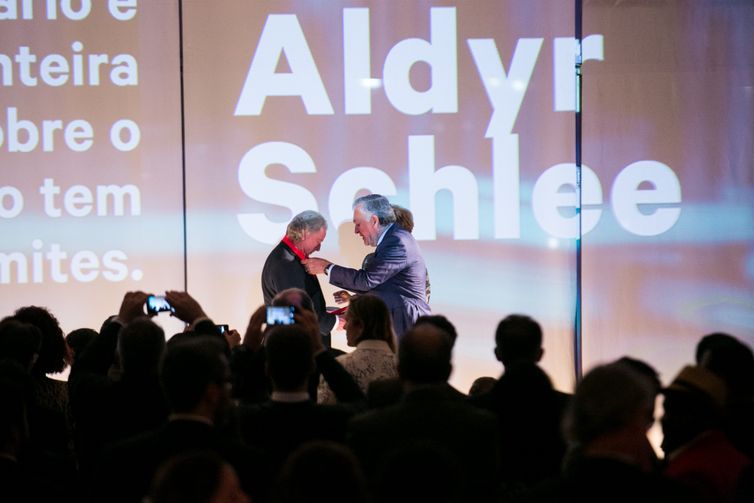 Aldyr Garcia Schlee recebe Ordem do Mérito Cultural, em novembro de 2015