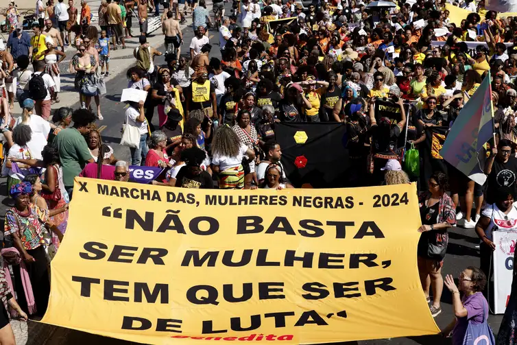 Rio de Janeiro (RJ), 28/07/2024 - 10ª Marcha das Mulheres Negras do RJ.  Mulheres negras marcham contra o racismo e pelo bem viver, na praia de  Copacabana, zona sul da cidade. Foto: Tânia Rêgo/Agência Brasil