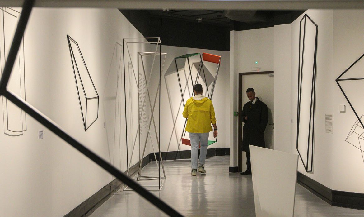 São Paulo (SP), 29/08/2023 - Exposição SÉRVULO ESMERALDO: LINHA E LUZ, com curadoria de Marcus de Lontra Costa e Dodora Guimarães Esmeraldo, no Centro Cultural Banco do Brasil - CCBB-SP. Foto: Rovena Rosa/Agência Brasil