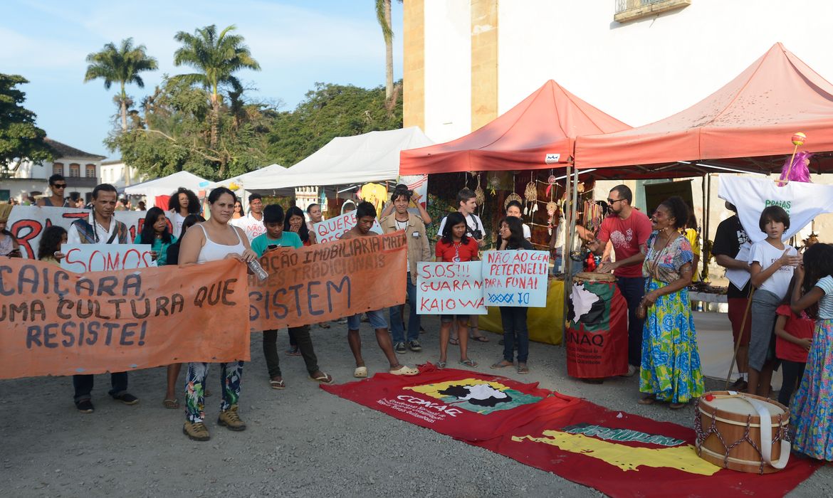Paraty (RJ) - Integrantes de movimentos sociais fazem ato em defesa dos povos tradicionais da região, no centro histórico da cidade  (Tomaz Silva/Agência Brasil)