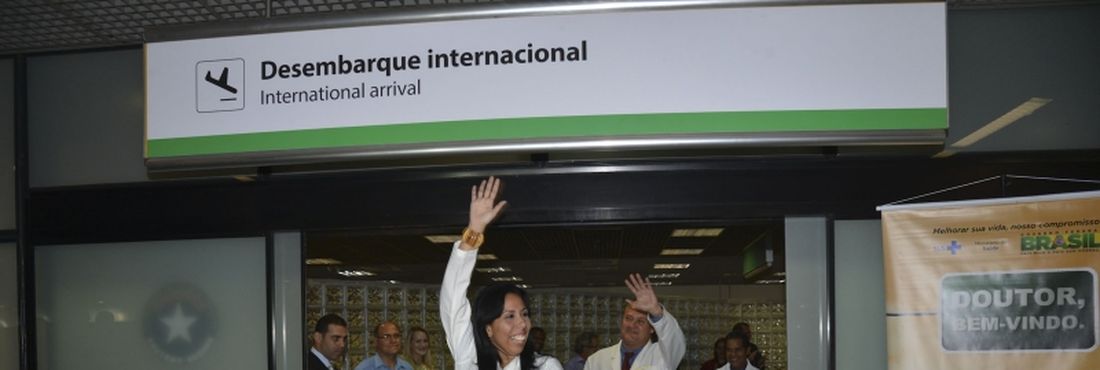 Médicos cubanos que vão trabalhar no Brasil, através de acordo entre o Ministério da Saúde e a Organização Pan-Americana de Saúde (Opas), dentro do programa Mais Médicos, chegam a Brasília. Na foto, a médica Yaiser Perer