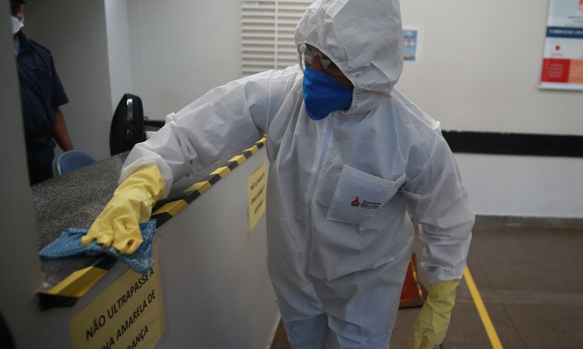 Forças Armadas promovem ação de desinfecção no Hospital Regional da Asa Norte (HRAN), uma das medidas adotadas para prevenir a contaminação pelo novo coronavírus