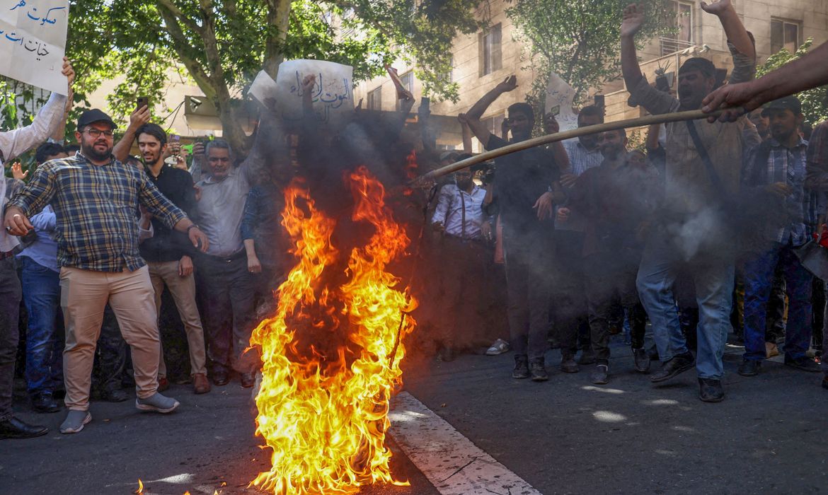 FILE PHOTO: Demonstrators burn the Swedish flag during a protest against a man who burned a copy of the Quran outside a mosque in the Swedish capital Stockholm, in front of the Swedish Embassy in Tehran, Iran June 30, 2023. Majid Asgaripour/WANA (West Asia News Agency) via REUTERS ATTENTION EDITORS - THIS PICTURE WAS PROVIDED BY A THIRD PARTY./File Photo