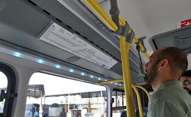 Espaço interno do novo modelo de ônibus. Prefeitura apresenta o novo modelo de ônibus que será utilizado na operação do BRT e que começa a chegar a partir de outubro deste ano. 