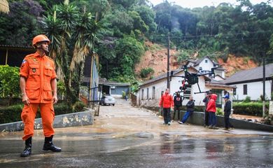 Nossos militares seguem na missão de resgate em Petrópolis na tarde deata segunda-feira (21.03). 

Na Rua Washington Luis, no Centro, houve deslizamento de terra e desabamento de imóveis.