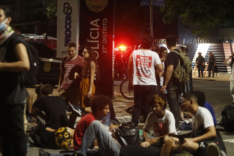 Paulo Pinto/Agência Brasil São Paulo, (SP), 06.12.2023 - Manifestantes contrários à privatização da Sabesp, fazem vigília na frente do 27ª DP contra a prisão de três pessoas durante a votação na ALESP. Foto: Paulo Pinto/Agência Brasil