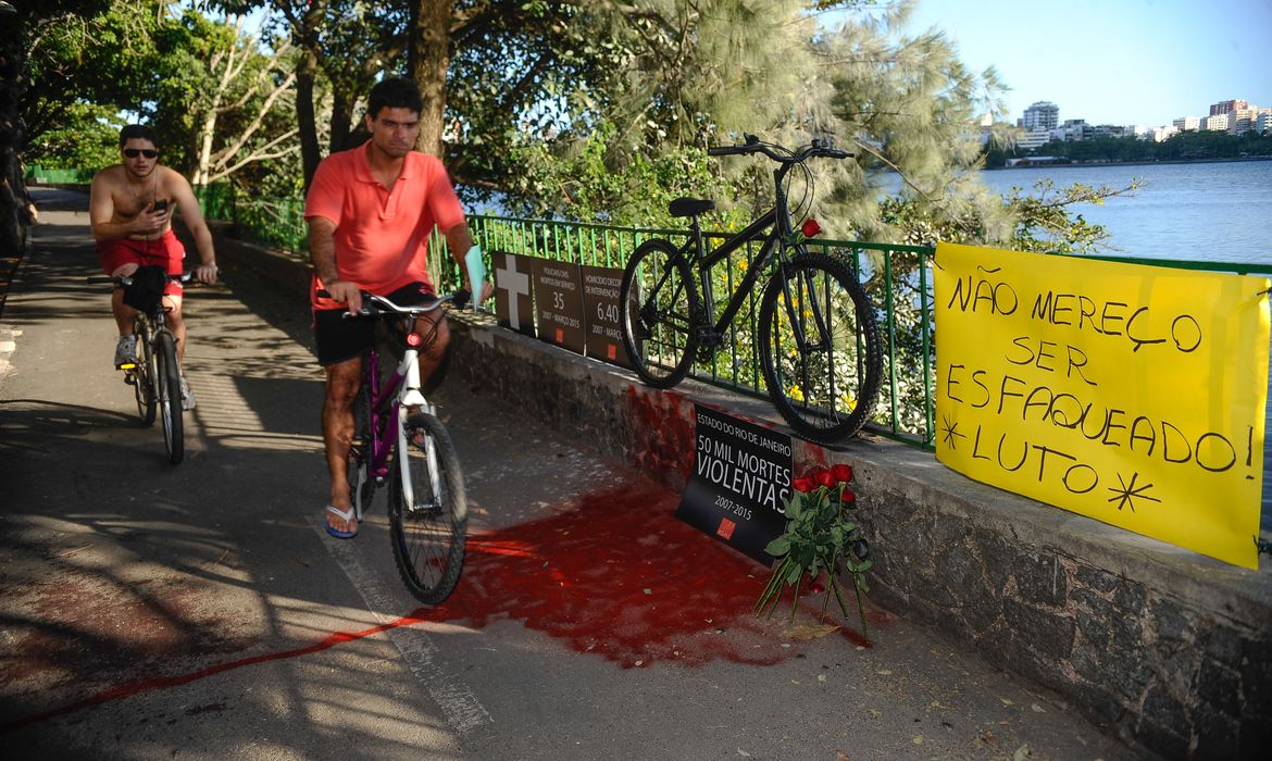 Protesto da ONG Rio de Paz pela morte do médico Jaime Gold, 56 anos, esfaqueado em um assalto na Lagoa Rodrigo de Freitas, quando passeava de bicicleta (Fernando Frazão/Agência Brasil)