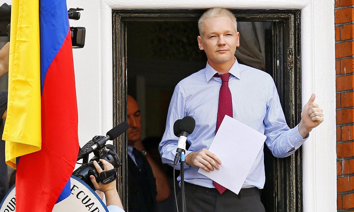 Foto de arquivo divulgada em 2012, do fundador do Wikileaks Julian Assange na varanda da Embaixada do Ecuador em Londres