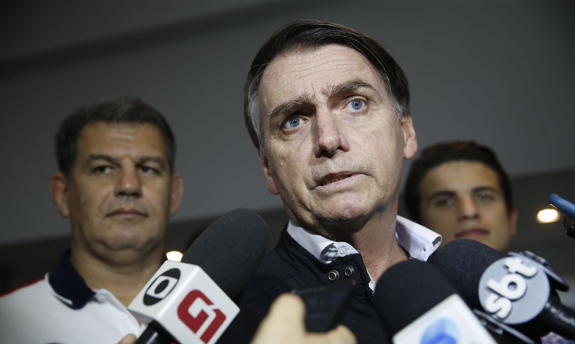 O candidato Jair Bolsonaro  (PSL) fala à imprensa após gravação de campanha, no bairro Jardim Botânico.
