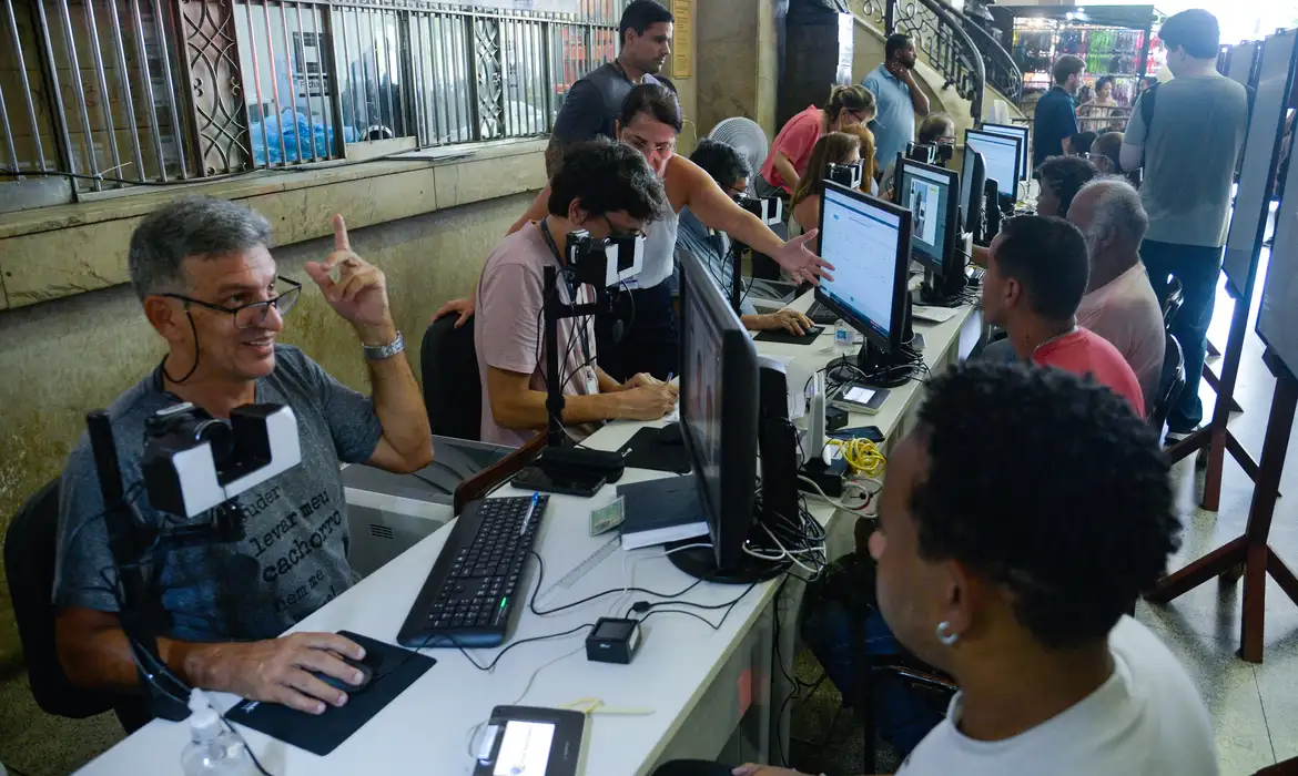 Rio de Janeiro (RJ), 27/02/2024 –  Tribunal Regional Eleitoral do Rio de Janeiro (TRE-RJ) coleta dados biométricos de eleitores na Central do Brasil, no centro da capital fluminense. Foto: Tomaz Silva/Agência Brasil