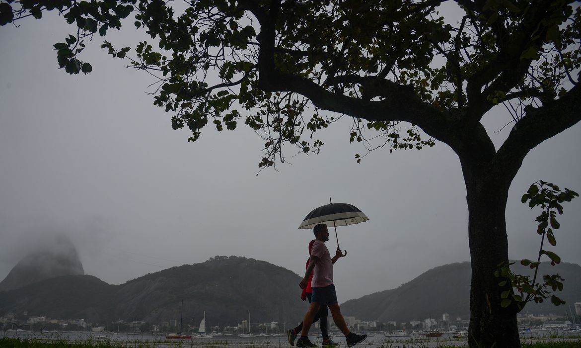 Cariocas enfrentam domingo de clima chuvoso, na Praia de Botafogo