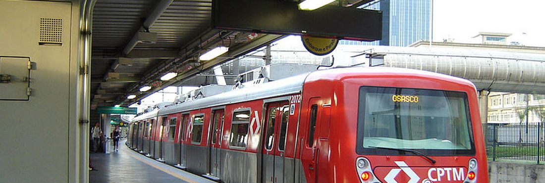 Trem 2071 operando na Linha 9, com a nova comunicação visual da CPTM.