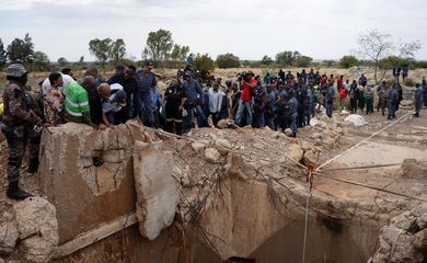 Community members watch as Senzo Mchunu, South African police minister, inspects outside the mineshaft where it is estimated that hundreds of illegal miners are believed to be hiding underground, after police cut off food and water as part of police operations against illegal miners, in Stilfontein, South Africa, November 15, 2024. Reuters/Ihsaan Haffejee/Proibida reprodução 