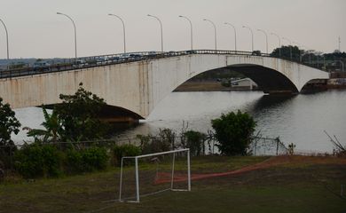 O governador do DF Rodrigo Rollemberg sancionou lei que muda o nome da Ponte Costa e Silva para Honestino Guimarães (Wilson Dias/Agência Brasil)