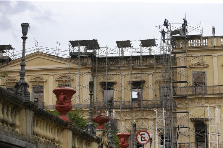 Tânia Rêgo/Agência Brasil Pela primeira vez, cinco meses após o incêndio, o palácio que abrigava o Museu Nacional do Rio de Janeiro, foi aberto para a imprensa, e parte do acervo recuperado foi apresentado.