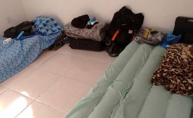 Foto publicada pelos agentes nas redes sociais mostra colchões no chão porque não há camas