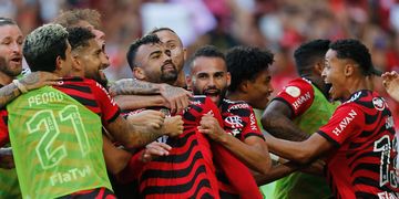Flamengo goleia o Athletico Paranaense no Maracanã