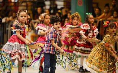 Campina Grande (PB), 15/06/2025 – Quadrilha infantil se apresenta na festa de São João, no Parque do Povo, em Campina Grande. Tomaz Silva/Agência Brasil