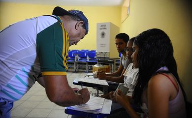 Eleitores comparecem ás seções eleitorais para votarem no segundo turno das Eleiçoes 2014  na cidade de Belém, no Pará (Tânia Rêgo/Agência Brasil)