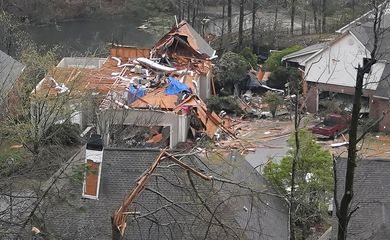 Casa afetada por tornado em Hoover, Alabama (EUA)