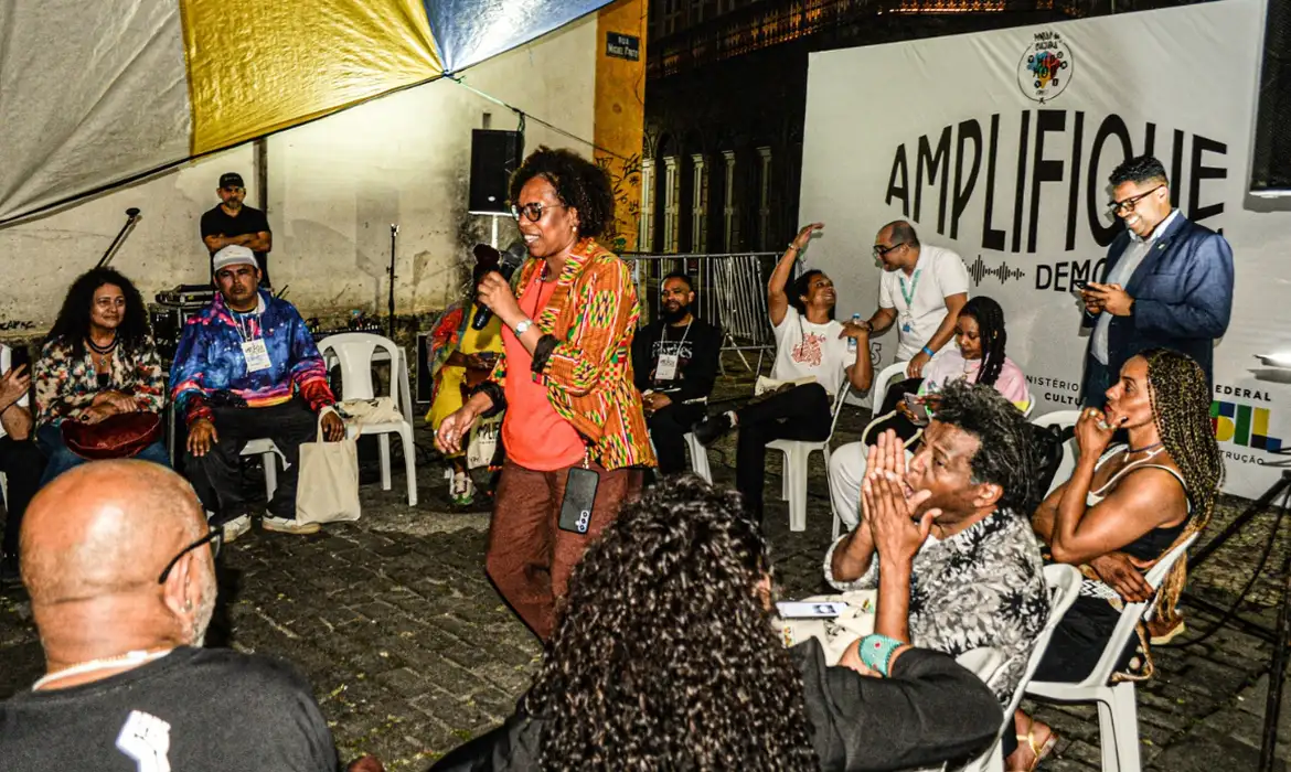 Campanha quer valorizar papel do jovem na defesa da democracia