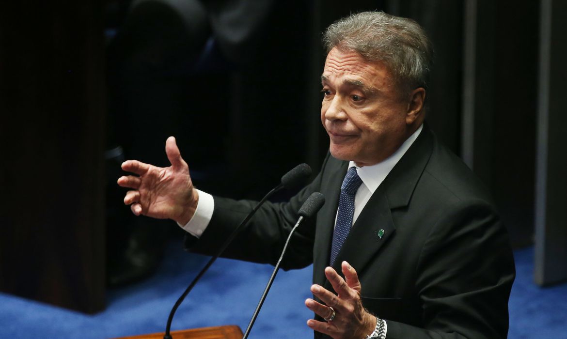 Brasília - Votação do processo de impeachment de Dilma Rousseff no plenário do Senado. Na foto, o senador Álvaro Dias  (Fabio Rodrigues Pozzebom/Agência Brasil)