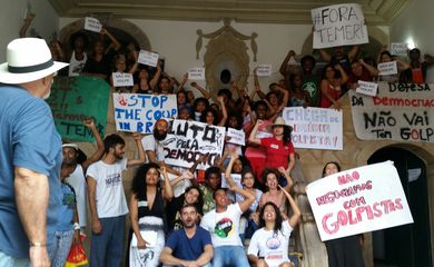 Em ato na escadaria do prédio ocupado, manifestantes criticam o presidente interino Michel Temer e a extinção do Ministério da Cultura 