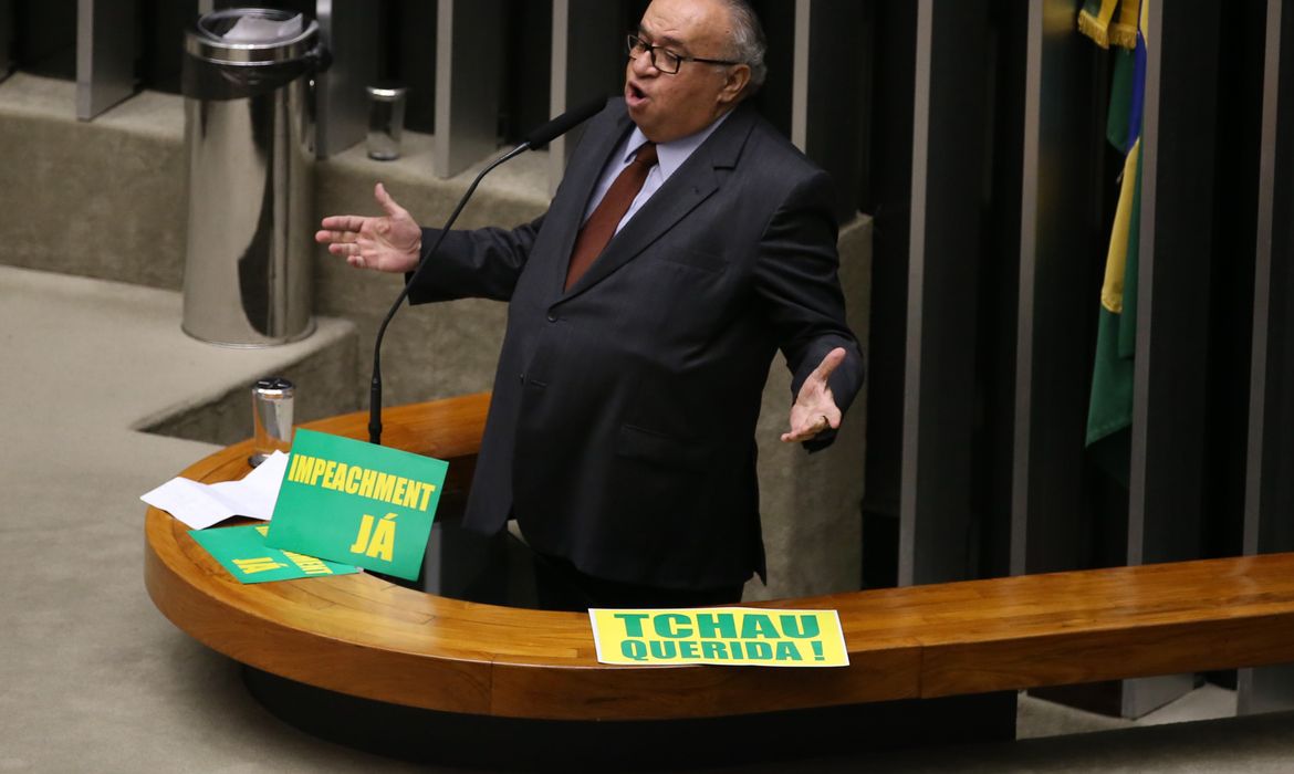 Brasília - Deputado Heráclito Fortes (PSB/PI) fala durante discussão do processo de impeachment de Dilma, no plenário da Câmara (Valter Campanato/Agência Brasil)