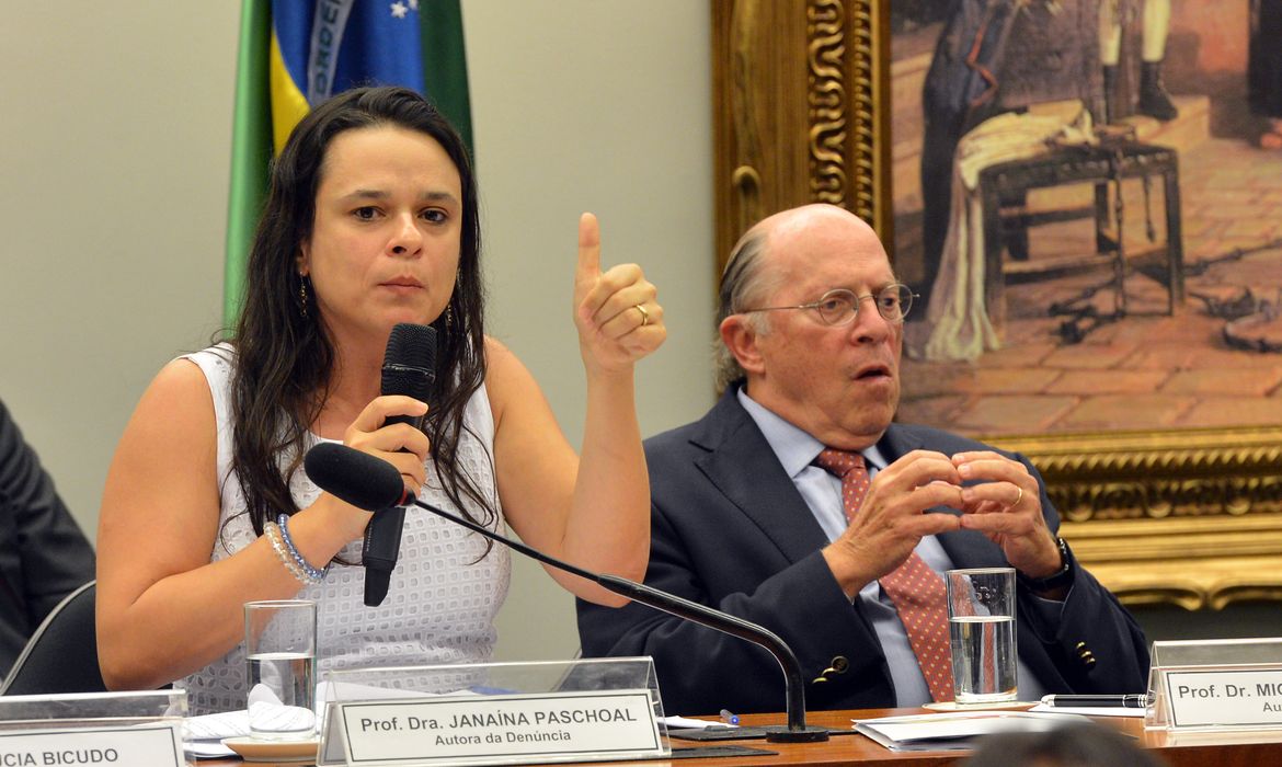Brasília - Os autores do pedido de impeachment da presidenta Dilma Rousseff, Miguel Reale Jr. e Janaína Paschoal, depõem na comissão especial que analisa o processo  (Fabio Rodrigues Pozzebom/Agência Brasil)