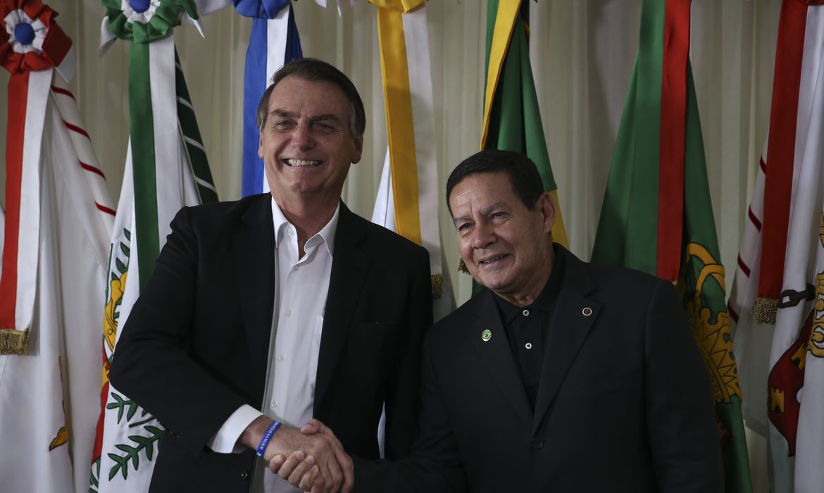 O presidente Jair Bolsonaro durante embarque para visita oficial a Israel, transmite o cargo para o vice-presidente da República, Hamilton Mourão, na Base Aérea de Brasília.