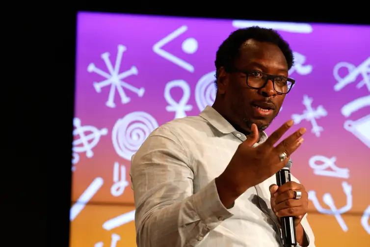 Rio de Janeiro (RJ), 09/05/2024 - Masterclass by anti-racist political activist and Portuguese-Senegalese translator, Mamadou Baila Ba, at the 2nd International Congress of Afro-diasporic Studies, at Sesc RJ, in the city's south zone. Photo: Tânia Rêgo/Agência Brasil