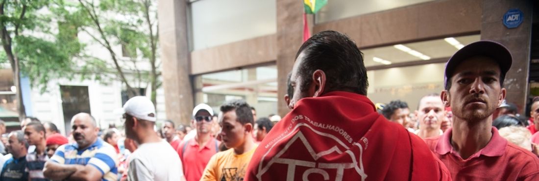 São Paulo – Moradores que ocupam a área conhecida como Faixa de Gaza, na zona sul, protestaram hoje (15) em frente ao prédio da Secretaria Municipal de Habitação. Houve tumulto quando alguns dos manifestantes tentaram entrar no prédio