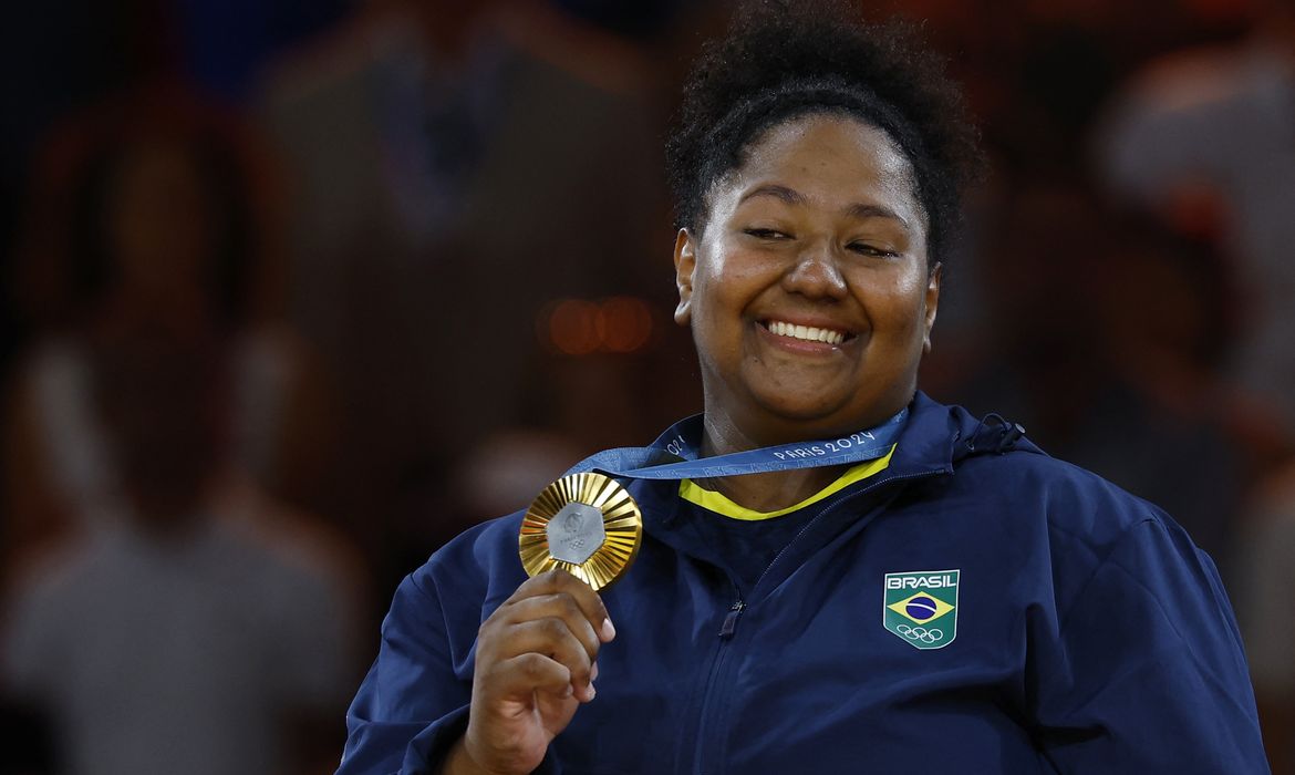 Paris 2024 Olympics - Judo - Women +78 kg Victory Ceremony - Champ-de-Mars Arena, Paris, France - August 02, 2024. Gold medallist Beatriz Souza of Brazil reacts after receiving her medal. REUTERS/Kim Kyung-Hoon