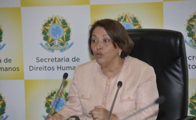 A ministra da Secretaria de Direitos Humanos, Ideli Salvatti, se reúne com os membros da Comissão Nacional da Verdade (CNV) (Antônio Cruz/Agência Brasil)