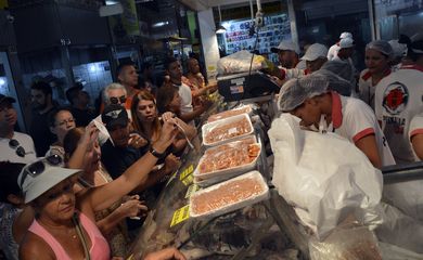Brasília - O balcão da Peixaria Ueda, na Feira do Guará, estava lotado de consumidores que vieram comprar o tradicional pescado para a Sexta-feira Santa (José Cruz/Agência Brasil)