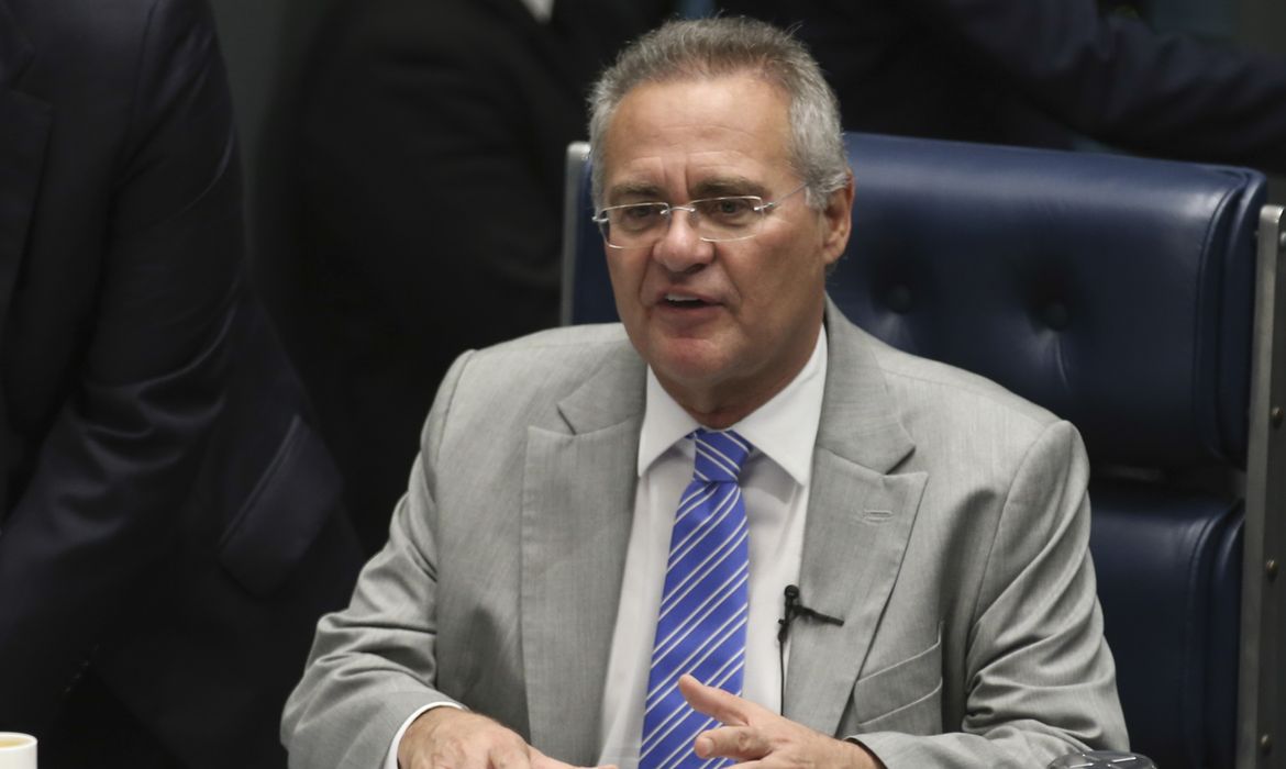 Brasília - O presidente do Senado, Renan Calheiros, preside sessão de votação do segundo turno da PEC da reforma política  (Fabio Rodrigues Pozzebom/Agência Brasil)