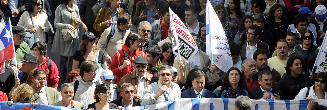 Professores e estudantes chilenos protestam por melhorias na educação