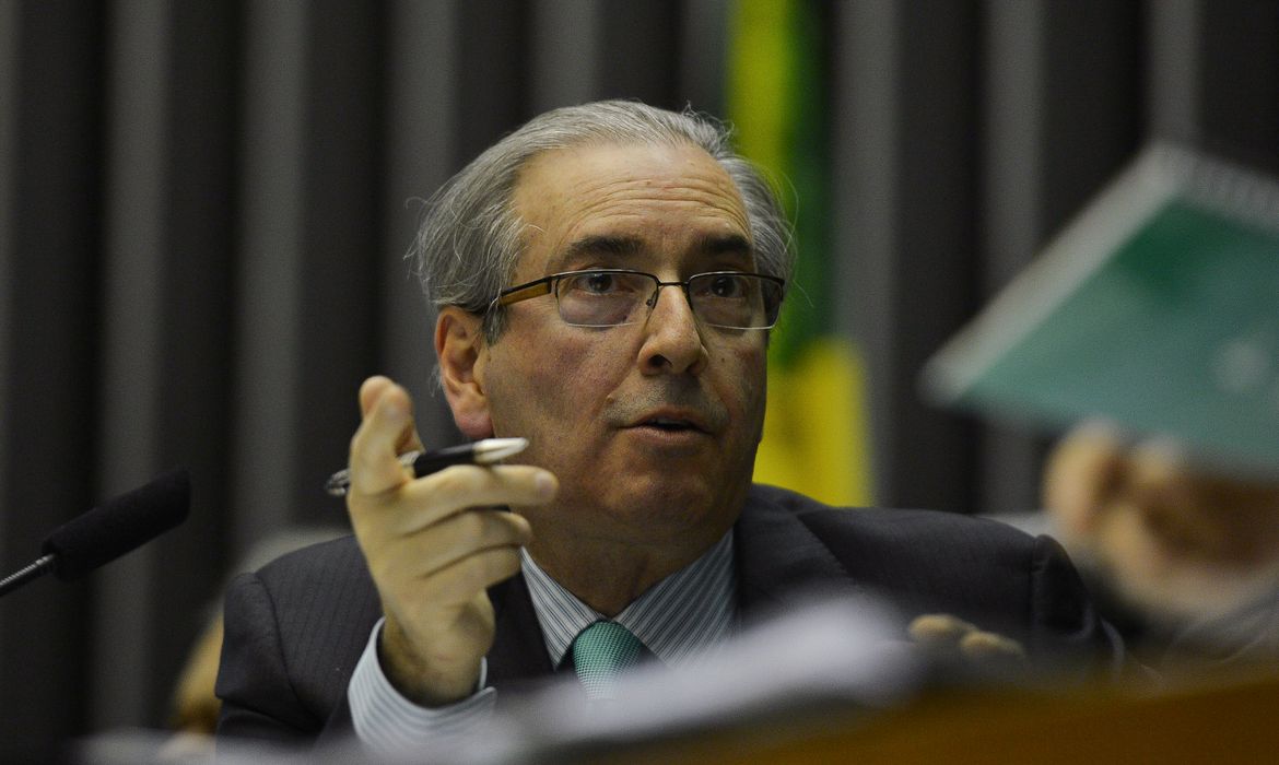 Brasília - O presidente da Câmara dos Deputados, Eduardo Cunha, preside sessão plenária de discussão e votação das Mps (José Cruz/Agência Brasil)