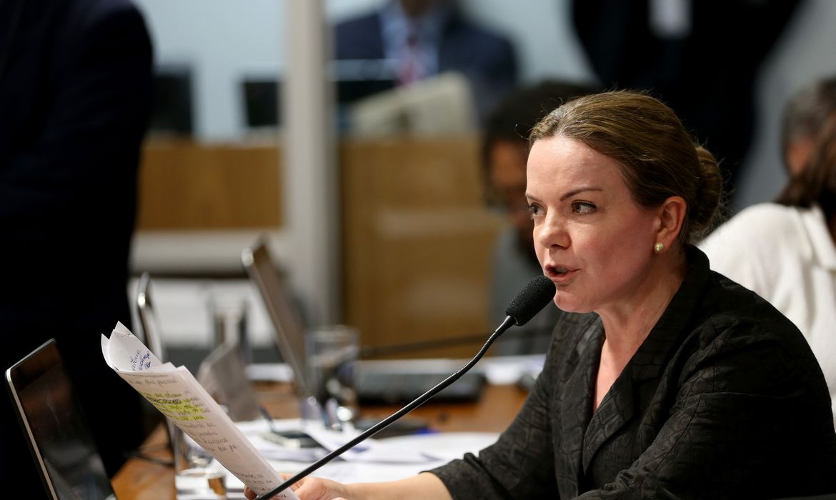 Brasília - A senadora Gleisi Hoffmann na Comissão Processante do Impeachment durante oitiva de Patrus Ananias, testemunha de defesa de Dilma (Wilson Dias/Agência Brasil)