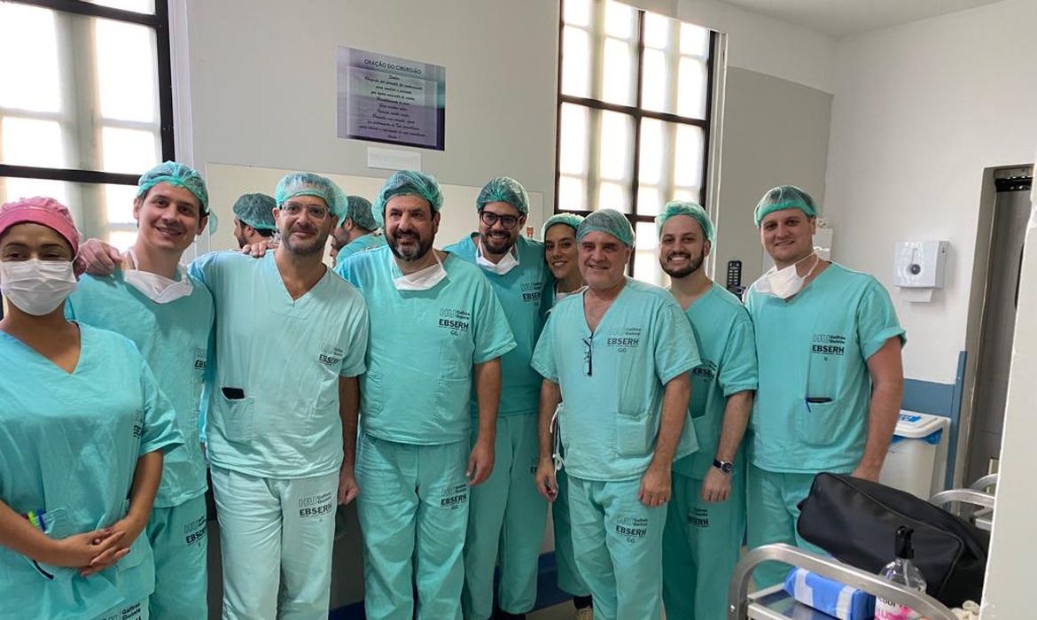 Foto da equipe do HUGG que realizou as 3 primeiras cirurgias de redesignação sexual da unidade. Foto: HUGG/Divulgação
