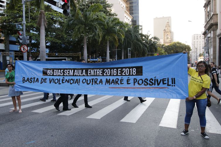 Fernando Frazão/Agência Brasil Rio de Janeiro - Alunos e moradores do Complexo da Maré protestam com cartas em frente ao Tribunal de Justiça contra o aumento de mortes e interrupções de aulas durante operações policiais na comunidade. (Fernando Frazão/Agência Brasil)
