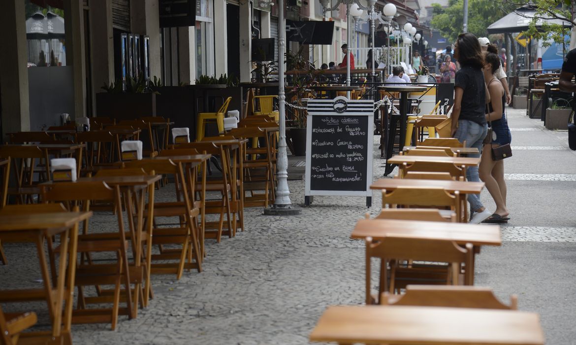 Bares e restaurantes de Botafogo ficam vazios na hora do almoço, no Rio de Janeiro. 