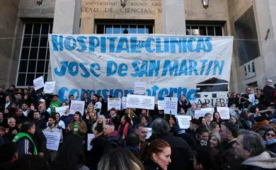 Medical residents and health workers gather during a demonstration in defense of public education and healthcare, outside the Hospital de Clinicas Jose de San Martin, in Buenos Aires, Argentina June 26, 2025. Reuters/Alessia Maccioni/Proibida reprodução